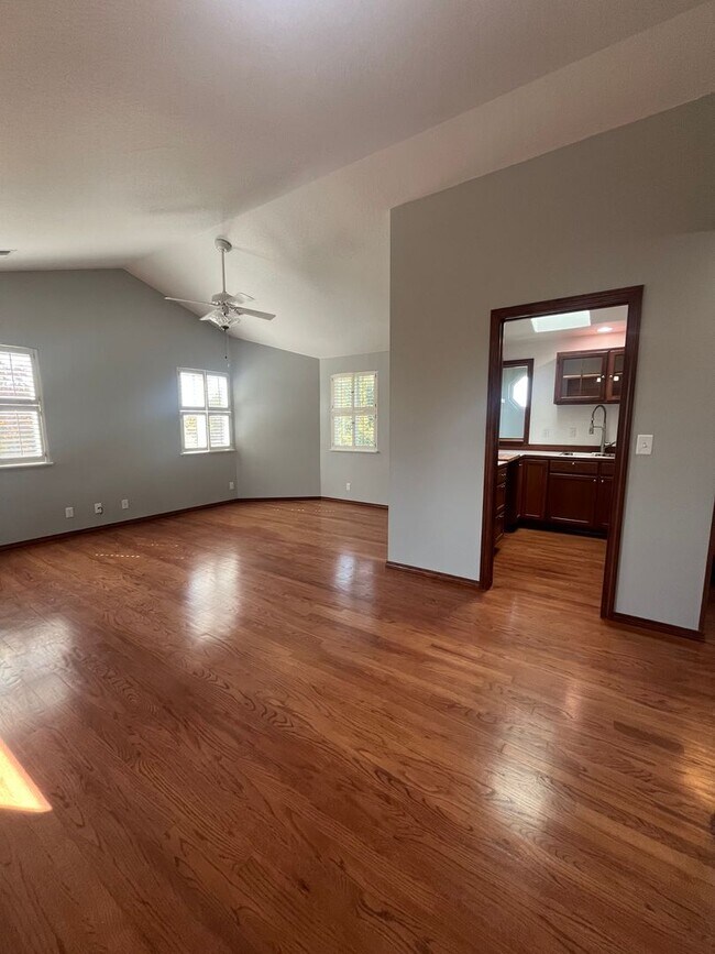 Building Photo - 5-Bedroom 2-Bathroom home