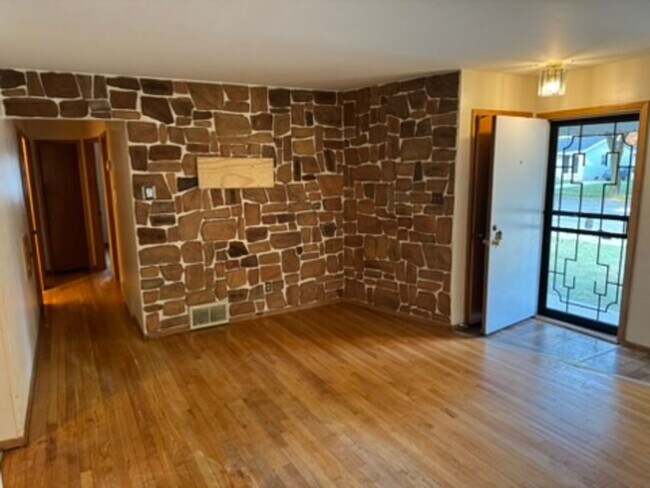 Building Photo - 3-Bedroom Single Family in a great neighborhood - Available October 15!
