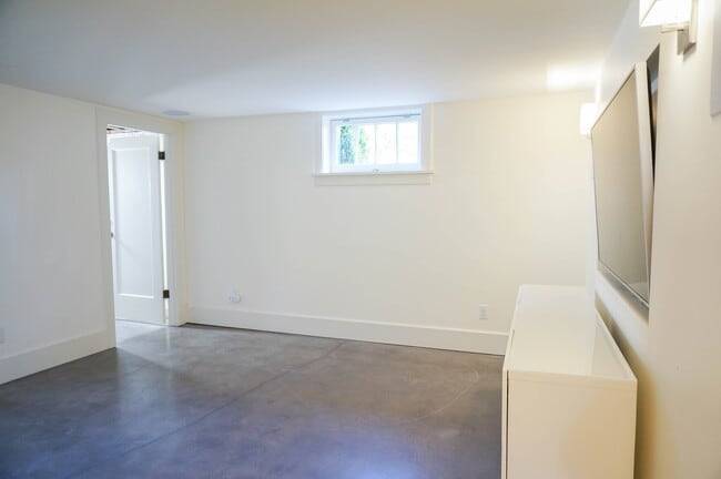 Building Photo - Dream Home in the Southwest Hills! Your Pa...