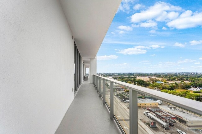 Building Photo - 220 Lake Shore Dr