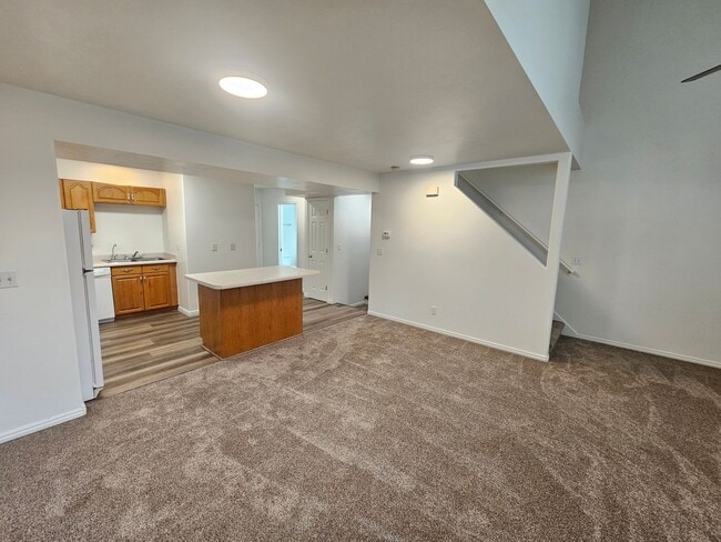 Building Photo - Spacious 3 Bd 2.5 Bath Townhouse in Bountiful