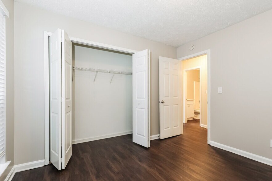 Building Photo - 454 Village Cir