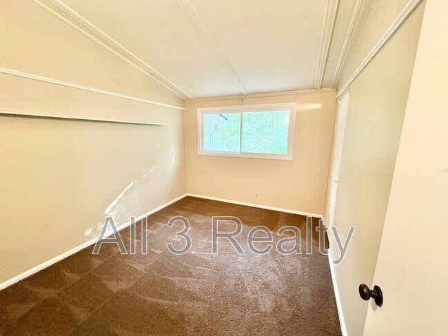 Building Photo - 435 Sherwood Rd