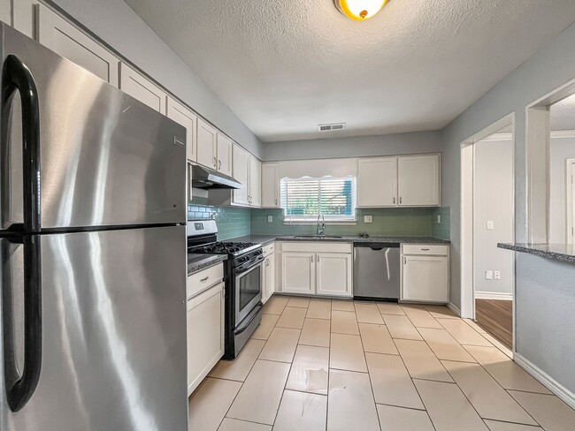 Building Photo - Charming 3-Bed Home in North Ridge Estates Mesquite