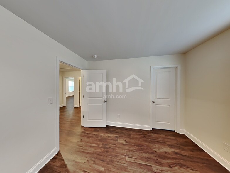 Building Photo - 572 Rivermist Dr