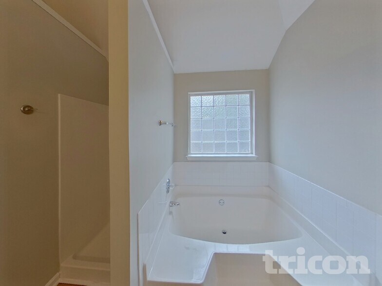 Building Photo - 212 Blue Grass Terrace