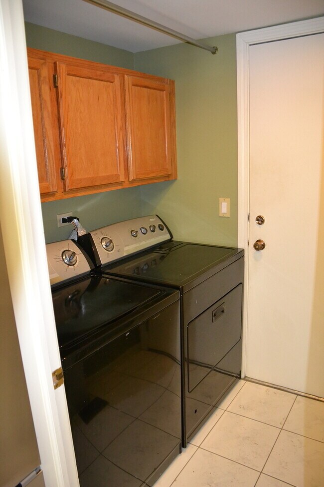 Building Photo - 439 Thorndale Ct