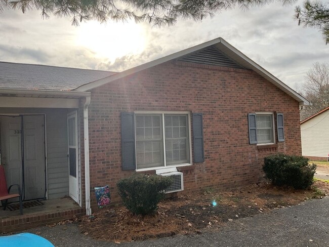 Building Photo - Available Now !! Two bedroom one bath apartment in Gastonia!