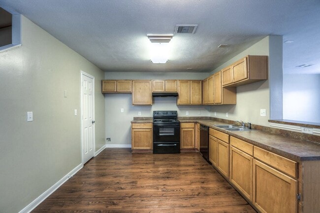 Building Photo - Pine Landing Townhomes - Ask for Specials