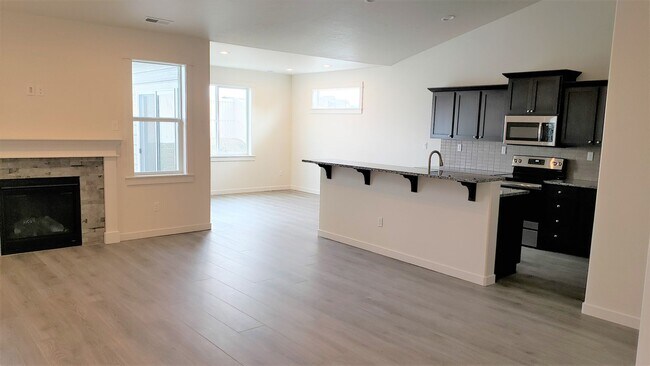 Building Photo - Like New Meridian Home!