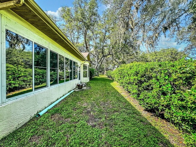 Building Photo - "Charming 2-Bedroom Oasis with 2 Full Baths in New Port Richey - Spacious 1747 Sq. Ft. Gem!"
