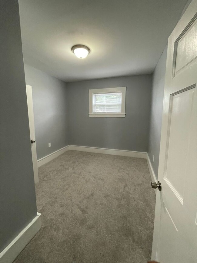 Building Photo - Second floor 4 Bedroom 1 Bathroom Two Stor...