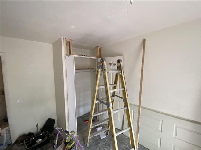 Building Photo - 2/1 Townhouse with covered parking