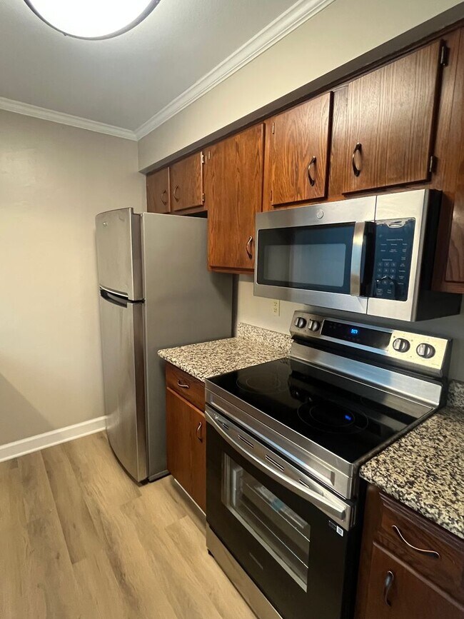 Building Photo - Beautiful Northeast Townhome!