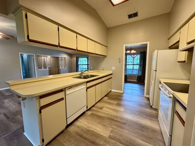 Building Photo - Fantastic 3/2 Sorrento Home with HOA!