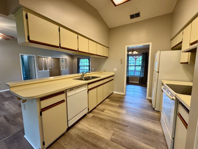 Building Photo - Fantastic 3/2 Sorrento Home with NO HOA!