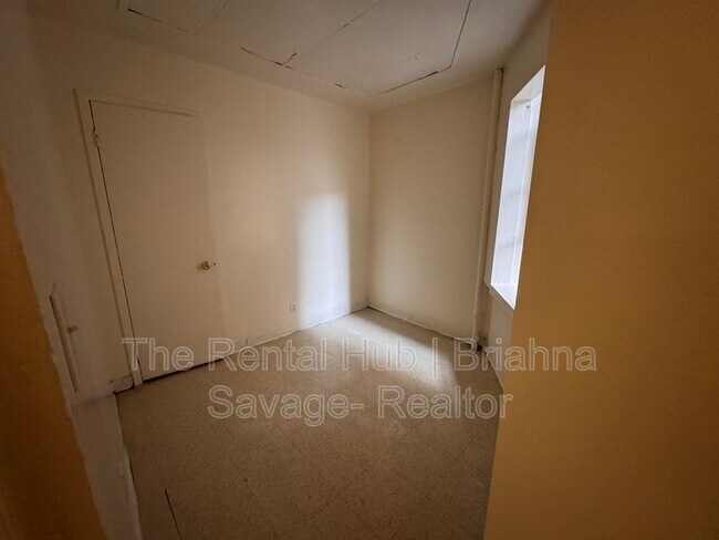 Building Photo - 4 Van Cortlandt Park Ave