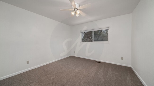 Building Photo - Four level home in Vista Grande