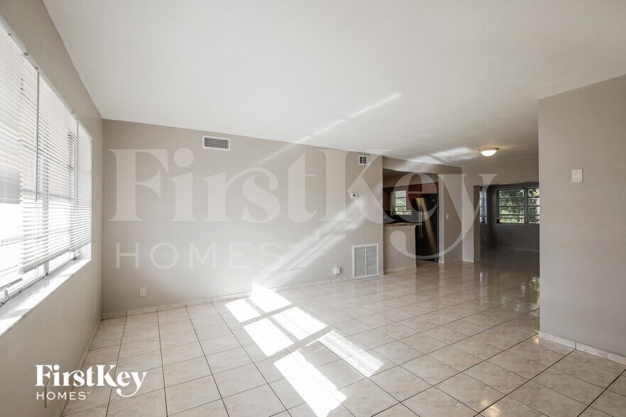 Building Photo - 621 SW 69th Terrace