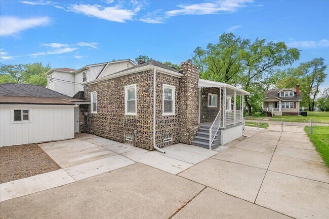 Building Photo - 39 W Elza Ave