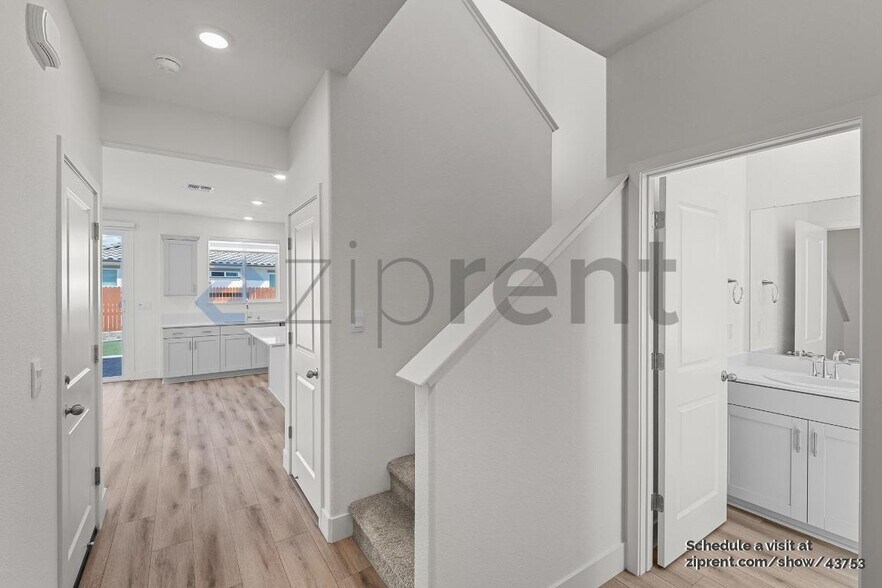 Building Photo - 437 Manhattan Dr