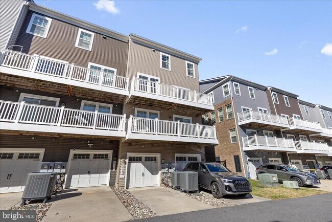 Building Photo - 9717 Tealbriar Dr