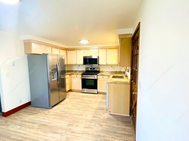 Building Photo - Recently Remodeled River West 3BR - 2BA Home