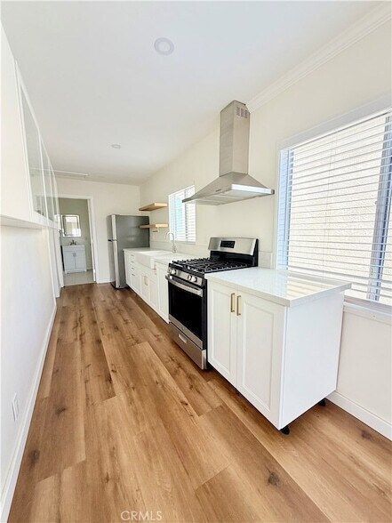 Building Photo - 1316 N Hollywood Way