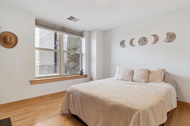 Building Photo - 333 W Mifflin St