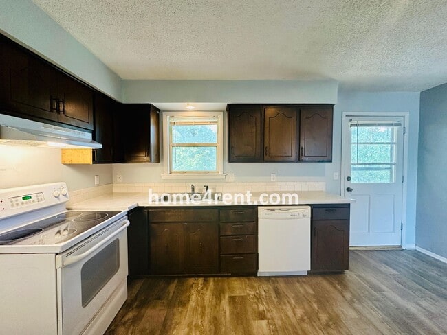Building Photo - Raised Ranch Style Home in KCK w/ a Finish...