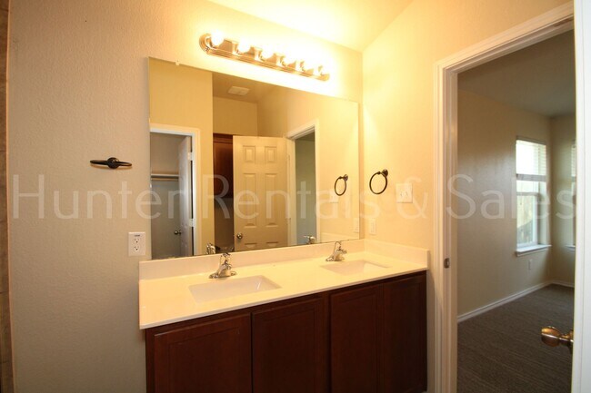 Building Photo - Your Dream Home Awaits on Raeburn Court!