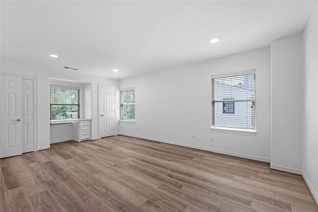 Building Photo - 2414 Avalon Pl