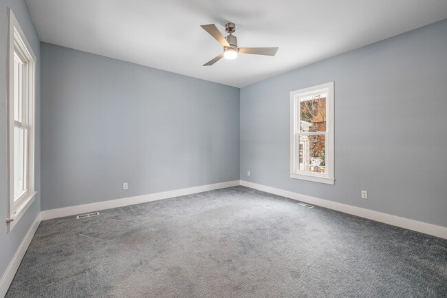 Building Photo - Immediate Move In Remodeled 3 Bed close to...