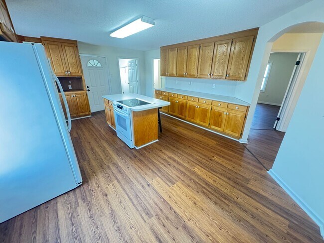 Building Photo - Very Nice Brick Home! Beautiful Country Se...