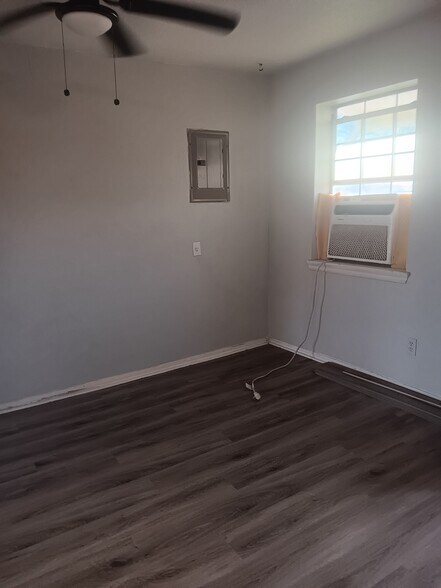 Building Photo - 504 S 5th St