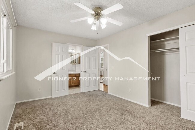 Building Photo - Huge Yard, Great Views, Perfect Location. ...