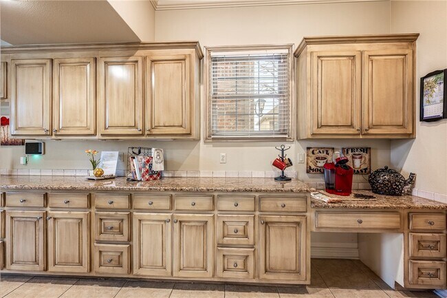 Building Photo - 2616 S Everest Ave