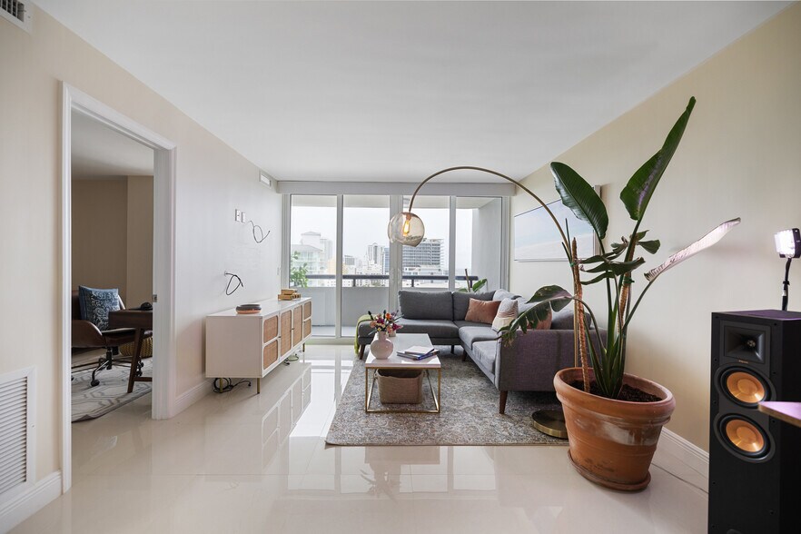 Building Photo - 3200 Collins Ave