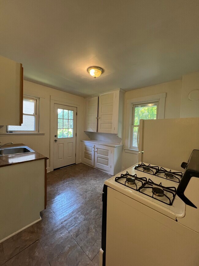 Building Photo - 1207 Sarah St