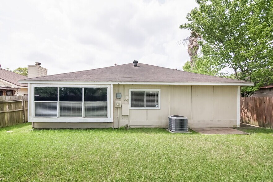 Building Photo - 11742 Yearling Dr