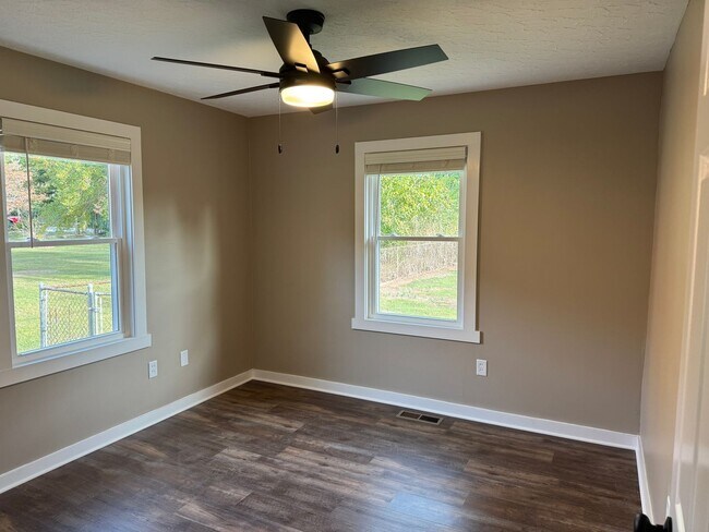 Building Photo - 516 Claremoor Ave