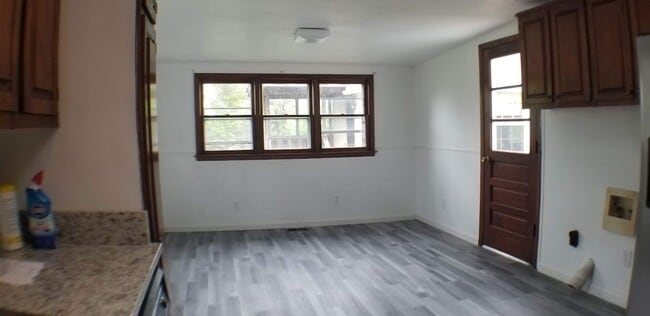 Building Photo - 123 Lilly St