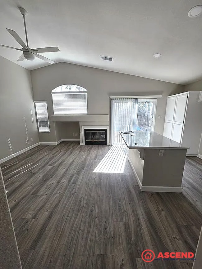 Building Photo - Beautiful Home in the Southwest!