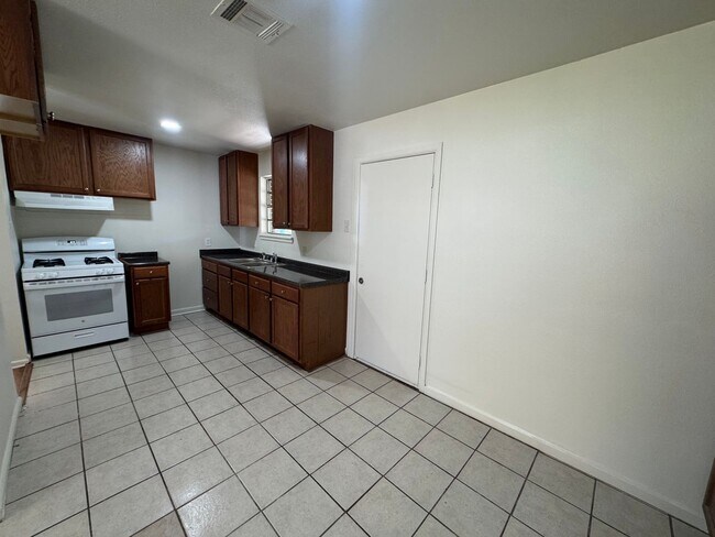 Building Photo - North-Shreveport Home Move-In Ready