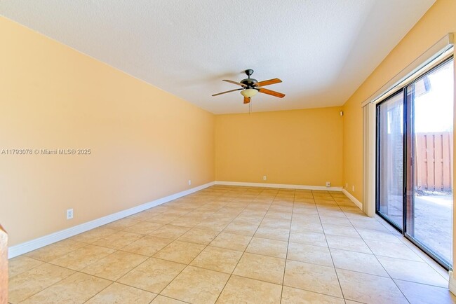 Building Photo - 2585 Garden Ct