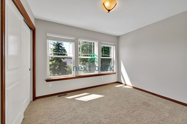 Building Photo - 4 BED & 2.5 SINGLE FAMILY HOUSE FOR RENT