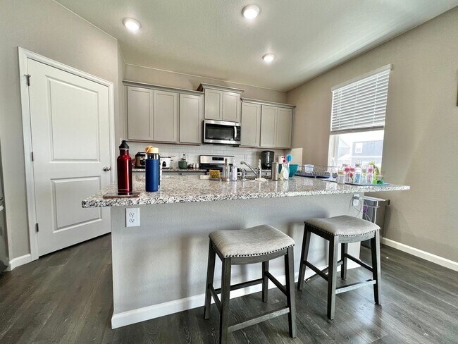 Building Photo - 4 Bed 3 Bath Available August 1st in Windsor!!!