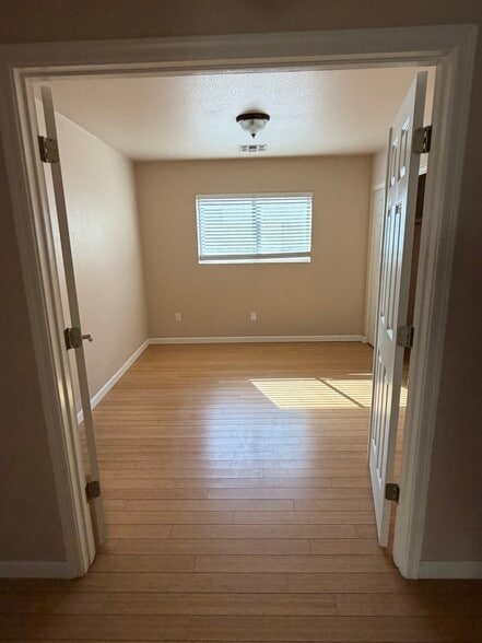 Building Photo - 1288 E Linda Ln