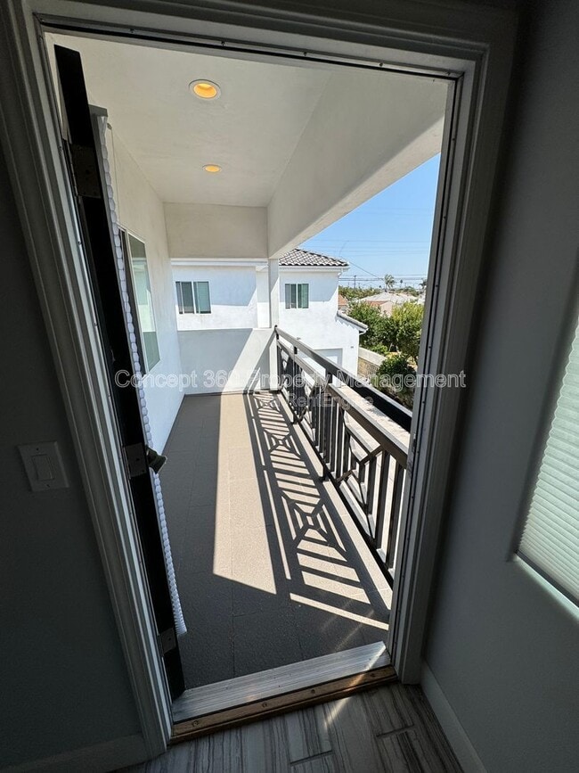 Building Photo - 1143 W 163rd St
