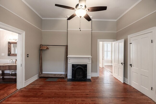 Building Photo - Downtown home walking distance to Mercer L...